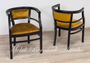 Poltroncina a pozzetto stile Liberty in legno colore nero con tessuto velluto oro